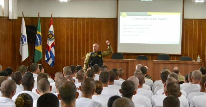 Subcomandante-Geral da Polícia Militar do Paraná ministra aula inaugural para cadetes do Curso de Formação de Oficiais