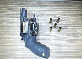 PCPR e PMPR prendem homem em flagrante por porte ilegal de arma de fogo em Jacarezinho