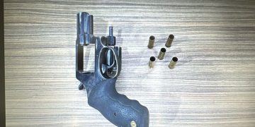 PCPR e PMPR prendem homem em flagrante por porte ilegal de arma de fogo em Jacarezinho
