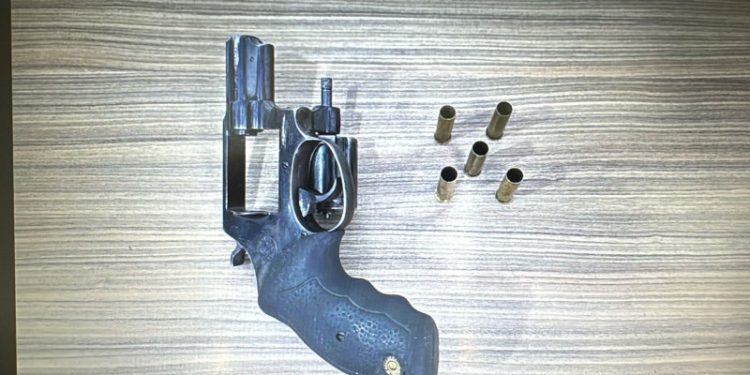 PCPR e PMPR prendem homem em flagrante por porte ilegal de arma de fogo em Jacarezinho