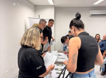 PCPR realiza entrega de aparelhos celulares recuperados em Maringá