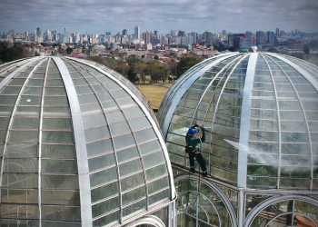 Estufa do Jardim Botânico fecha para visitação durante a limpeza geral dos vidros
