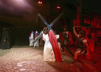 Espetáculos da Paixão de Cristo serão encenados nos bairros e devem reunir mais de 20 mil pessoas
