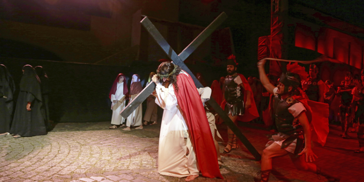 Espetáculos da Paixão de Cristo serão encenados nos bairros e devem reunir mais de 20 mil pessoas