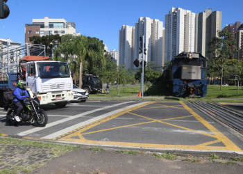 Manutenção da linha férrea no Barrerinha provoca bloqueio parcial