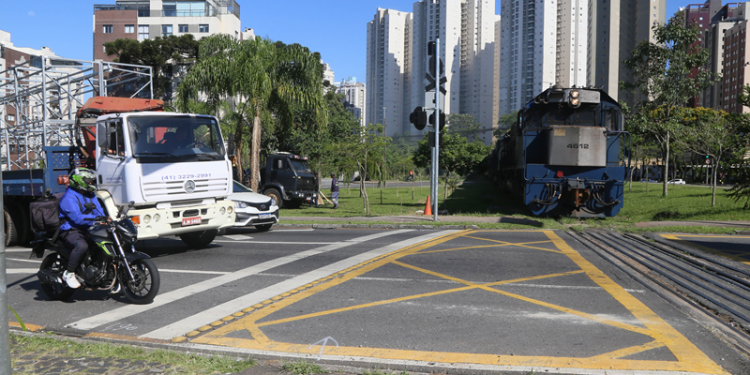 Manutenção da linha férrea no Barrerinha provoca bloqueio parcial