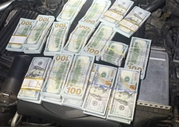 PRF apreende mais de 200 mil dólares dentro de motor de Mercedes no Paraná