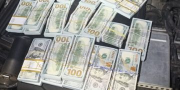 PRF apreende mais de 200 mil dólares dentro de motor de Mercedes no Paraná