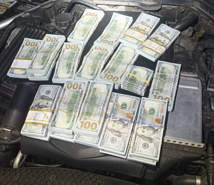 PRF apreende mais de 200 mil dólares dentro de motor de Mercedes no Paraná