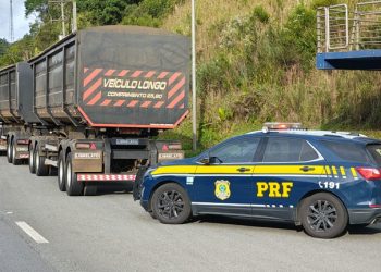 PRF impede bitrem com quase 100 toneladas de acessar região de serra no Paraná
