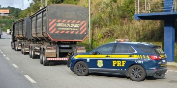 PRF impede bitrem com quase 100 toneladas de acessar região de serra no Paraná
