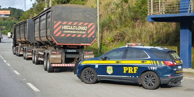 PRF impede bitrem com quase 100 toneladas de acessar região de serra no Paraná