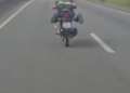 PRF flagra motociclista realizando manobra conhecida como “superman” no Paraná