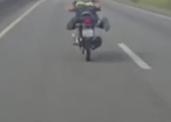 PRF flagra motociclista realizando manobra conhecida como “superman” no Paraná