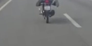 PRF flagra motociclista realizando manobra conhecida como “superman” no Paraná