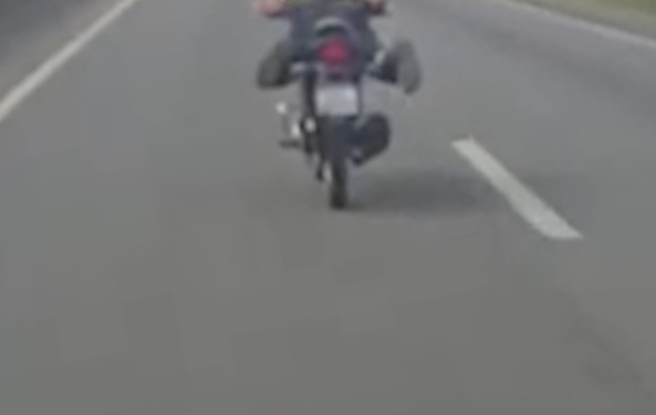 PRF flagra motociclista realizando manobra conhecida como “superman” no Paraná