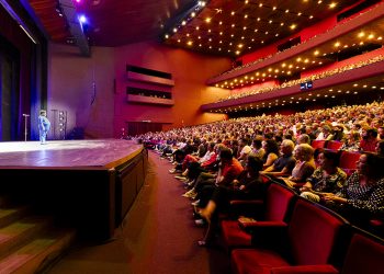 Maior do que seus próprios erros, musical de Tim Maia, no Festival de Curitiba, faz Guairão tremer, com ajuda de menino de 9 anos