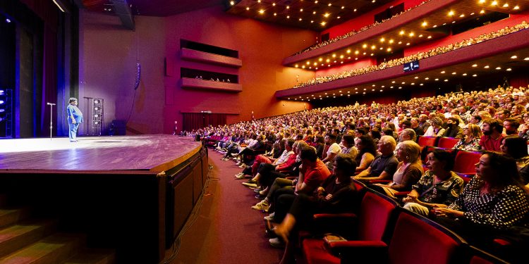 Maior do que seus próprios erros, musical de Tim Maia, no Festival de Curitiba, faz Guairão tremer, com ajuda de menino de 9 anos