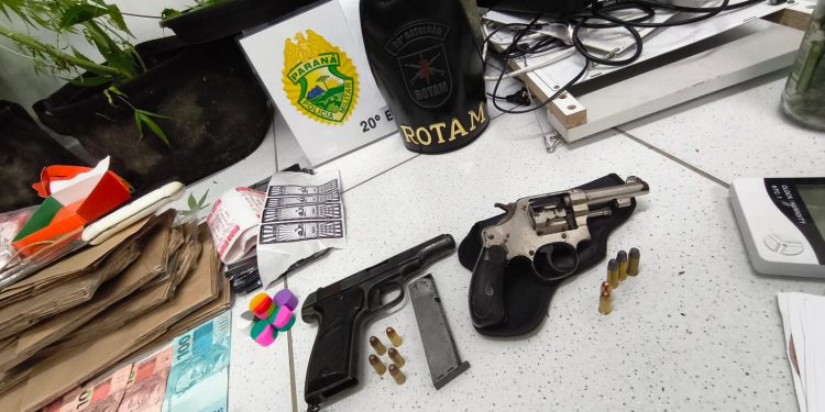 ROTAM desarticula ponto de tráfico, apreende armas e estufa de maconha na RMC