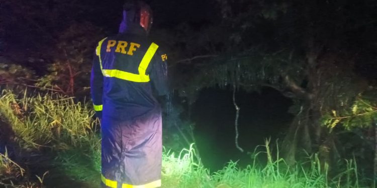 Motorista de caminhão desaparece após caminhão cair na Represa do Capivari; filha de 4 anos morreu