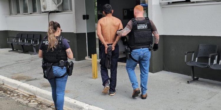 Delegacia de Furtos e Roubos de Veículos prende terceiro envolvido em roubo de veículo e sequestro de cadela na RMC