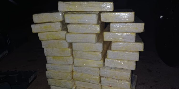 PRF apreende quase 44 kg de cocaína em fundo falso de Jeep Compass no Paraná