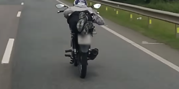 Motociclista faz manobra “Superman”, tenta esconder placa e acaba abordado na BR-116