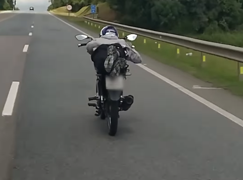 Motociclista faz manobra “Superman”, tenta esconder placa e acaba abordado na BR-116