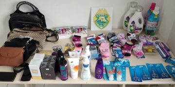 Mulheres são presa pela PM após série de furtos em comércios no Centro de Piraquara