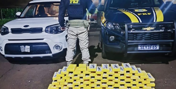 PRF apreende quase 100 kg de cocaína em fundo falso na BR-277