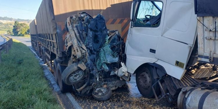 Engavetamento na BR-376 deixa dois mortos e três feridos em Ponta Grossa