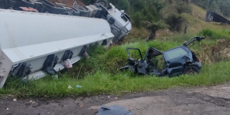 Acidente na BR-476 deixa dois motoristas em estado grave em União da Vitória