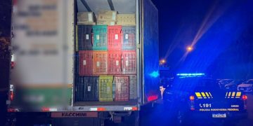 PRF apreende 350 mil maços de cigarros em caminhão na BR-163, em Guaíra