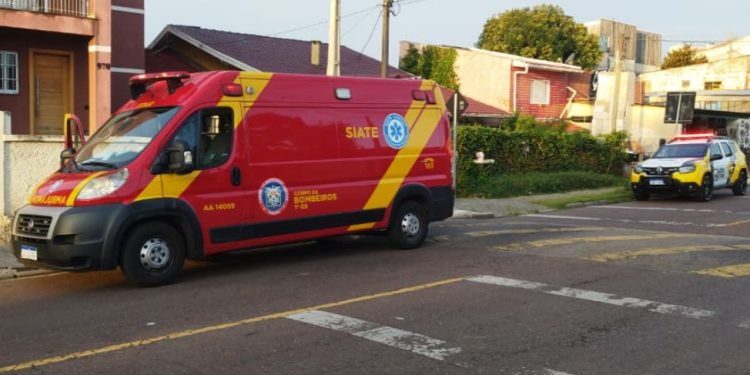 Confusão termina com mulher atingida com taco de sinuca na cabeça e dono de bar esfaqueado em Curitiba