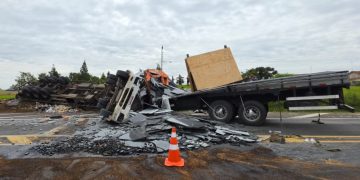 Colisão entre caminhões deixa dois mortos e interdita totalmente a BR-476 em Contenda
