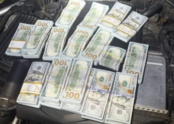 PRF apreende mais de 200 mil dólares escondidos no compartimento do motor de Mercedes no Paraná