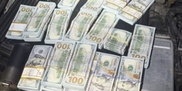 PRF apreende mais de 200 mil dólares escondidos no compartimento do motor de Mercedes no Paraná