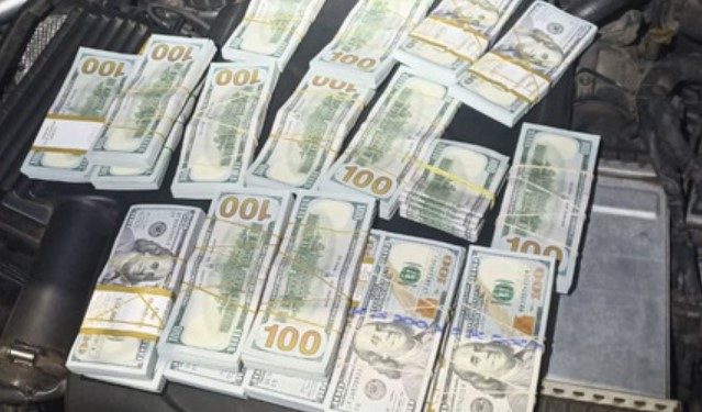 PRF apreende mais de 200 mil dólares escondidos no compartimento do motor de Mercedes no Paraná