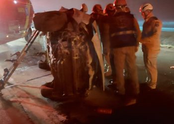 Motorista morre após carro capotar em colisão no Contorno Leste e condutor envolvido foge do local