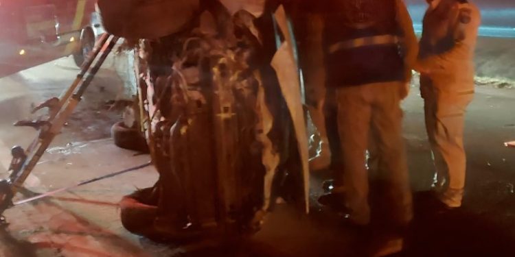 Motorista morre após carro capotar em colisão no Contorno Leste e condutor envolvido foge do local