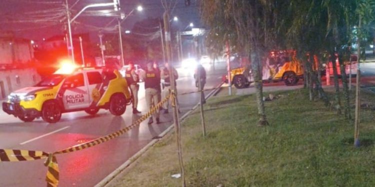 Após esfaquear mulher em assalto, indivíduo dá facadas em PM e acaba neutralizado em Curitiba