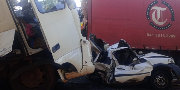 Engavetamento com caminhões e veículos deixa um morto na BR-376