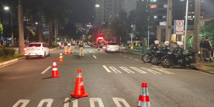 Operação Omnis aborda 457 pessoas e remove 39 veículos