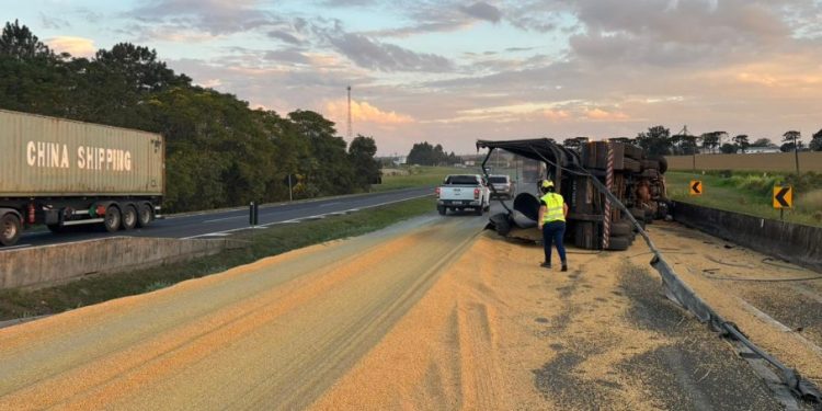 Caminhão carregado com soja tomba na BR-376 em Tibagi e deixa motorista ferido