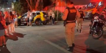 Motociclista sem CNH com companheira na garupa foge da PM e se envolve em grave acidente