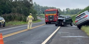 Jovem morre em colisão frontal entre Fox e Jeep Compass na BR-373