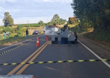 Jovem de 25 anos é encontrado sem vida em carro capotado na PR-272