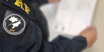 PRF prende casal por uso de documento falso ao tentar retirar veículo apreendido