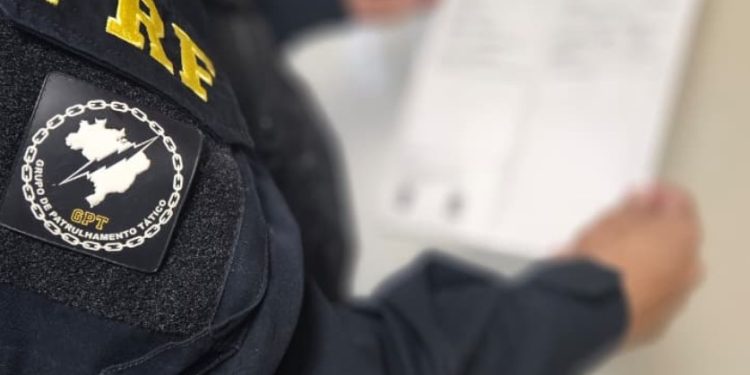 PRF prende casal por uso de documento falso ao tentar retirar veículo apreendido