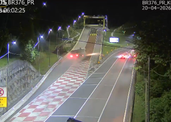 Caminhão usa área de escape após falha nos freios na BR-376